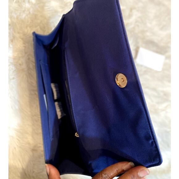 Trina Turk Blue & White Medallion Herringbone Printed Clutch - Sz. OS (NWT) - Picture 5 of 6